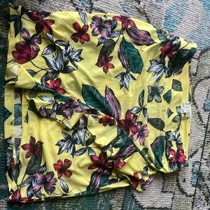 from:GUESS• size large•18.5 inches long•waist 15 inches